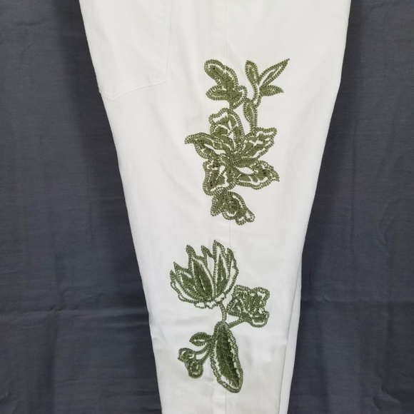 Universal Thread White Jeans w Green Embroidery 00 - Picture 8 of 8